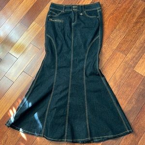 Bisou Bisou dark wash long denim skirt